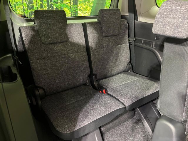 床下収納式のサードシートです。座席部分をコンパクトに収納でき、広大な荷室スペースとしてお使いいただけます！乗車人数や荷物の量など利用シーンに合わせて3列目を有効活用でき、とっても便利♪