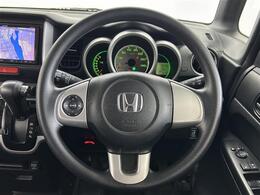 【ステアリング】軽い力で扱いやすいハンドルです。目立つ傷やスレなどなく綺麗な状態です！除菌プランいれていただくとさらに快適に！清潔なお車はお子様にも安心ですね！