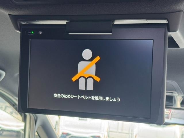 後席にもフリップダウンモニターが装備されています！遠方のドライブでもTV視聴できますので快適なカーライフをお楽しみいただけます！