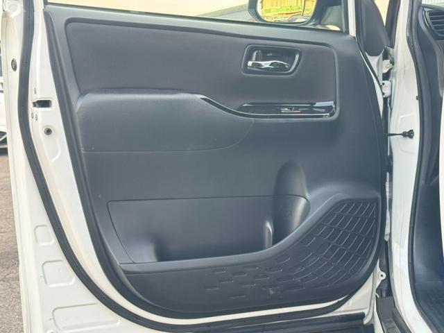助手側のドア内張です！目立つ傷等も無く綺麗に保たれております！ご納車時には当社スタッフによる徹底的なクリーニング後ご納車させていただきます！