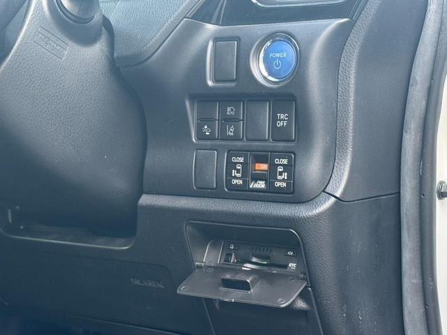 運転席足元にはトヨタ純正のビルトインETCがインストールされております！お出かけの際の高速道路での割引適用などがあるので、必須の装備です！ご納車の際は再セットアップをさせていただきます！