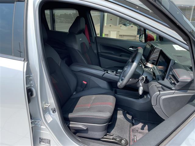【運転席】座り心地が良いシートなので長時間の運転でも快適にお過ごしいただけます。新品のフロアマットのご注文も可能です。掲載箇所以外にご希望の写真がございましたらお気軽にお問い合わせ下さい。