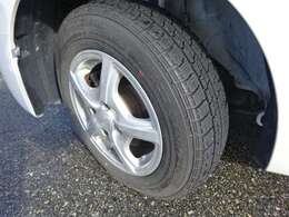 社外AWスタッドレス装着　夏タイヤホイールキャップ付き有ります