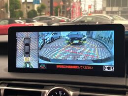 【パノラミックビューモニター】専用のカメラにより、上から見下ろしたような視点で360度クルマの周囲を確認することができます☆死角部分も確認しやすく、狭い場所での切り返しや駐車もスムーズに行えます。