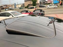 【ムーンルーフ】開放感たっぷりの希少装備、ムーンルーフが装着されています！車内に明かりを取り入れたり景色を楽しむ以外にも、車内の空気も簡単に換気できて快適です！