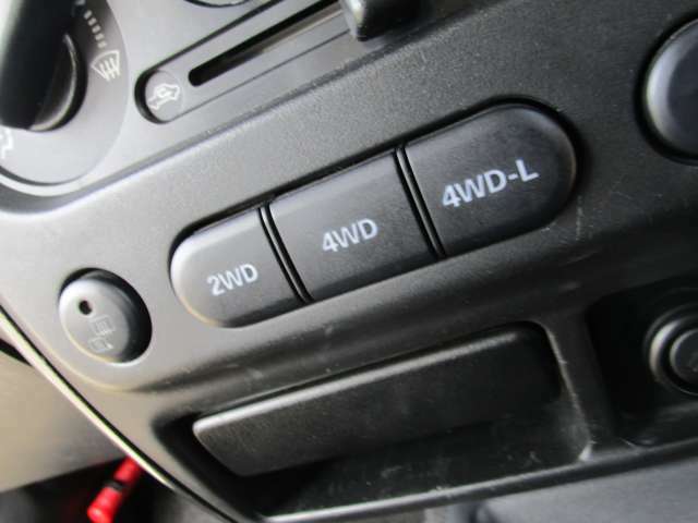 2WD走行/4WD走行の切り替えスイッチやシートヒーターのスイッチは、エアコンパネルに付いておりますので、運転席からでも手の届きやすい箇所にあり便利ですよ♪