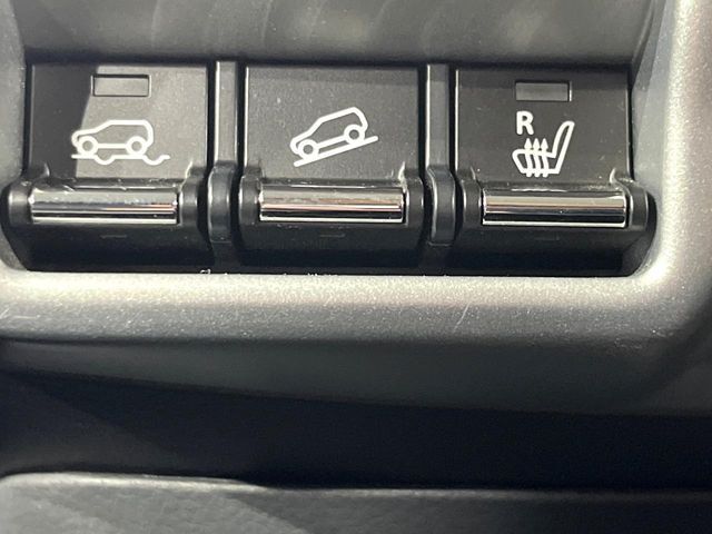 【シートヒーター】寒い日に重宝するシートヒーター！エアコンより早く温まってくれるので寒がりの人も安心ですね♪エアコンの温風は乾燥するから苦手、という方にもをおすすめです。