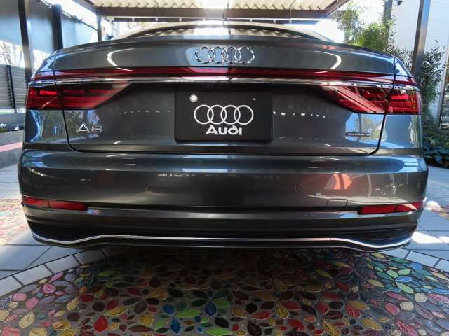 ■Audi A8 60 TFSI quattro特別専用4.0L V型8気筒2基ツインスクロールターボエンジン搭載（460ps） ■電子制御8速ティプトリニックトランスミッション ■Audiオリジナル 電子制御4WDシステム（quattro四輪駆動）