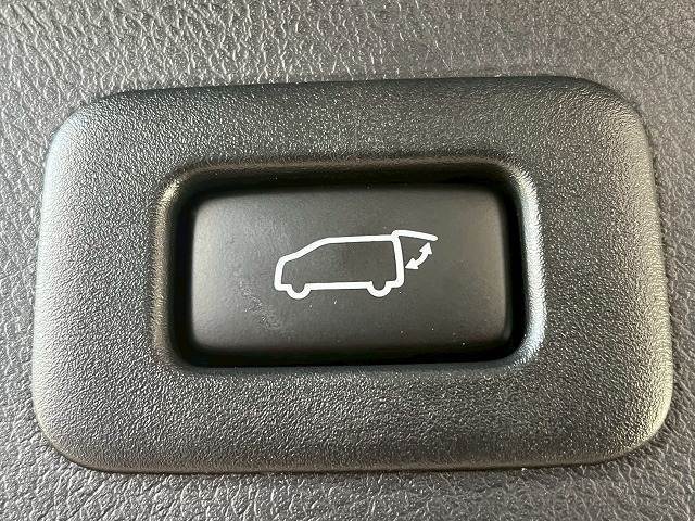 【電動リアゲート】ボタンひとつで大きなゲートも簡単に開閉可能です。高級車ならではの装備は嬉しいですね。