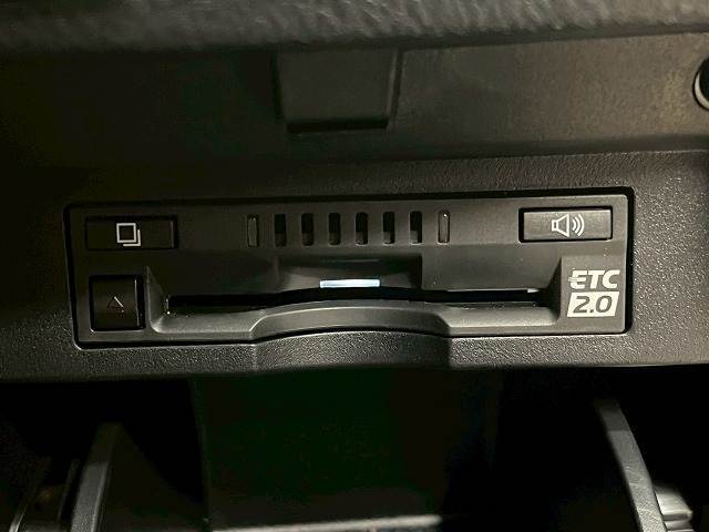 【ETC車載器】を装備しておりますので、ご納車直後からの遠距離ドライブも可能です。土日の利用料金の割引や、朝夕の通行料金を割引料金で高速道路をお楽しみいただけます。