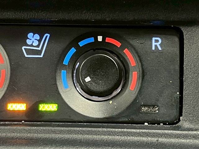 【シートヒーター＆シートクーラー】高級車にふさわしい快適装備で、夏場は座面から涼しい風が、冬場は身体の芯からポカポカになりますね。