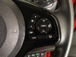 【アダプティブ・クルーズ・コントロール】予め設定した車速内でクルマが自動的に加減速。 前走車との適切な車間距離を維持しながら追従走行し、高速道路でのドライバーの疲労を軽減してくれる嬉しい機能付♪