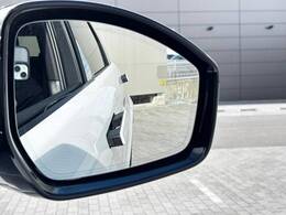 【ブラインドスポットモニター】左右斜め後ろを平行して走る車を認識し、車線変更の際に危険を察知するとドライバーへ警告を促します。夜・雨・トンネル内など走行時の環境が悪い時ほど頼りになる安全装置です。