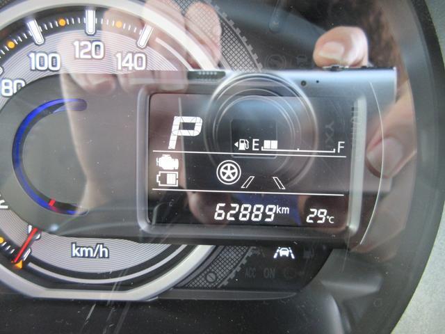 シンプルでスッキリしたメーターデザインはドライブを楽しくさせます。最近のお車は低燃費運転をしていただくと標記がかわる工夫も施されています。あなた好みのアクセントをつけてみるのも良いかもしれませんよ！