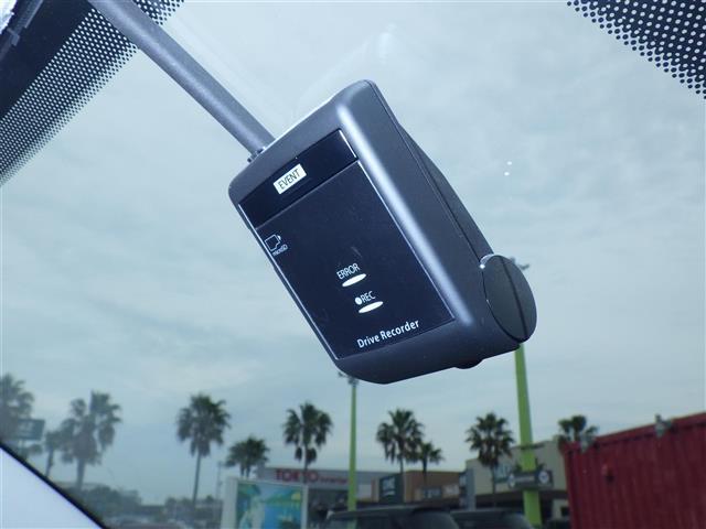 【ドライブレコーダー】映像・音声などの運転中の記録を残します。事故などを起こした起こされた時の証拠になりえますので、もしも時でも安心ですね。