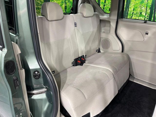 後部座席も気になるようなキズ・汚れやへたり等、大きなダメージはなく、良好な状態です。