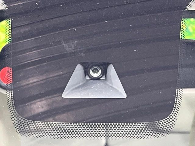 【三菱e-Assist】走行中に前方の車両等を認識し、衝突しそうな時は警報とブレーキで衝突回避と被害軽減をアシスト。より安全にドライブをお楽しみいただけます。