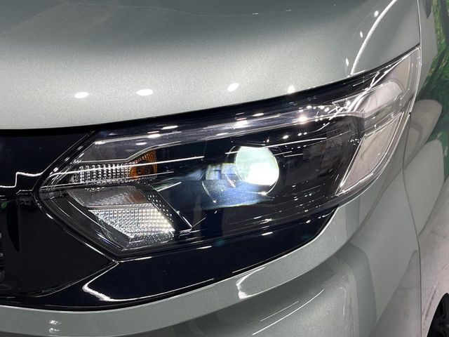 【LEDヘッドライト】悪天候や夜間走行時も良好な視界を確保し安心して運転できる高輝度LEDヘッドライトを装備！点灯速度が早く、消費電力も抑えられています。