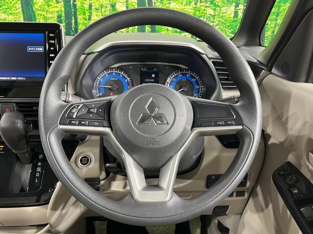 インテリアに合わせたデザインのステアリングは、運転される方のことも考え、運転しやすい形状、大きさです。是非一度、実際に触ってお確かめください。