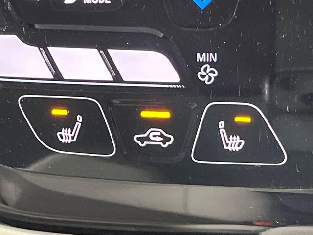 【シートヒーター】寒い日に重宝するシートヒーター！エアコンより早く温まってくれるので寒がりの人も安心ですね♪エアコンの温風は乾燥するから苦手、という方にもをおすすめです。