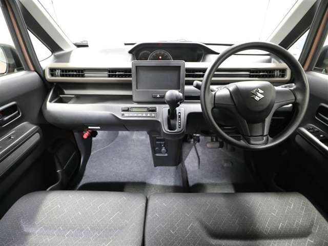 しっかりまとまった感のあるインパネ。各操作スイッチなども使いやすい位置に配置されていますよ。