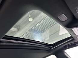 【ムーンルーフ】天井から太陽の穏やかな光や爽やかな風を取り込むことができる、レクサスの「サンルーフ」です！頭上のスイッチでムーンルーフを開閉することができます。