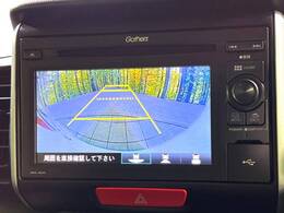 【バックカメラ】駐車時に後方がリアルタイム映像で確認できます。大型商業施設や立体駐車場での駐車時や、夜間のバック時に大活躍！運転スキルに関わらず、今や必須となった装備のひとつです！