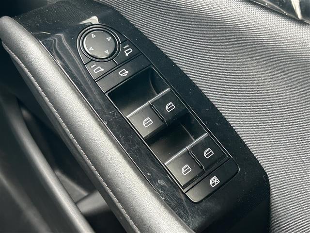 【電動格納ミラー】ドライバーの目線に合わせ、ミラーの上下左右調整が可能です。
