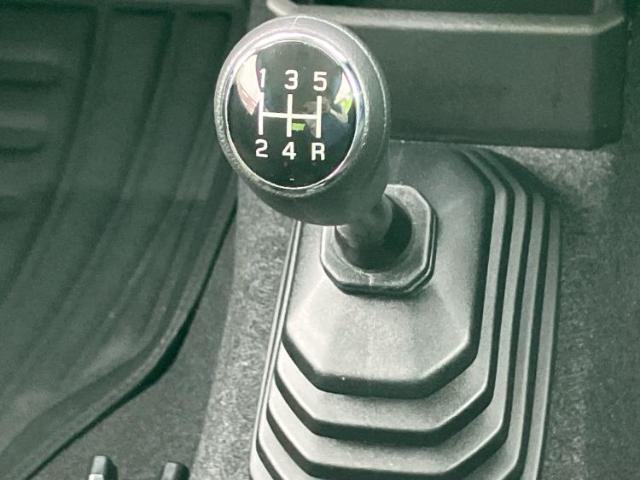 WECARSの展示場では実際に見て、触ってお車をお選びいただけます！知識の豊富な営業スタッフが様々なカーライフをご提案いたします！