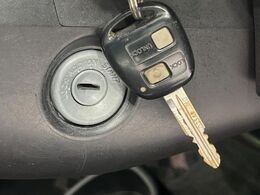 【キーレス】少し離れた場所からでもボタン一つでドアの開錠・施錠ができるのでとっても便利！ドアの鍵穴周りに傷をつけることもありません♪