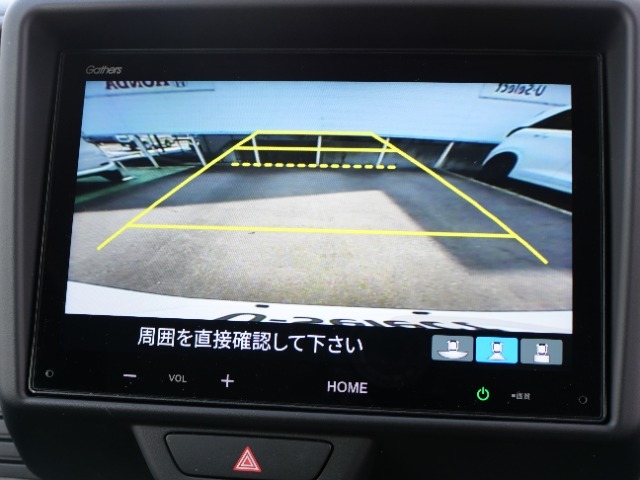 初心者の方や運転に自信のない方でも安心して車庫入れができるリバース連動リアカメラが装着されています。狭い駐車場はもちろん、雨の日や夜間でもストレスなく運転していただけますよ。