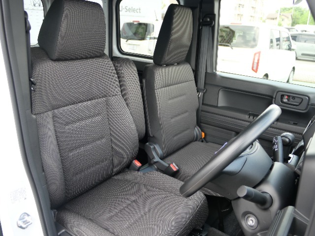 低い床の採用で、スムーズに乗降りでき運転もしやすく、足元スペースはゆとりがあります　。運転席のシートは、座り心地よく体への負担をやわらげ、痛めやすい腰へのサポートも強化しています。