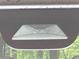 【ホンダセンシング】走行中に前方の車両等を認識し、衝突しそうな時は警報とブレーキで衝突回避と被害軽減をアシスト。より安全にドライブをお楽しみいただけます。