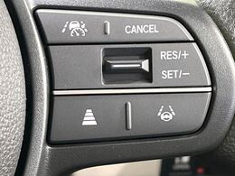 【アダプティブクルーズコントロール】高速道路での長距離走行が楽に！！自動で速度を保つクルーズコントロールが、衝突軽減システムと連携し、前方の車両を感知して車間を保つように速度調節してくれます！！