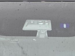 【三菱e-Assist】走行中に前方の車両等を認識し、衝突しそうな時は警報とブレーキで衝突回避と被害軽減をアシスト。より安全にドライブをお楽しみいただけます。