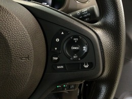 【アダプティブ・クルーズ・コントロール】予め設定した車速内でクルマが自動的に加減速。 前走車との適切な車間距離を維持しながら追従走行し、高速道路でのドライバーの疲労を軽減してくれる嬉しい機能付♪