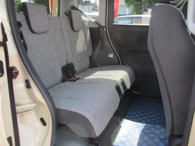 【リヤシート】足元ゆったりお乗り頂けます♪ヘッドレストが付いているので長距離運転の時も快適です♪