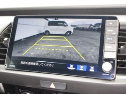 バックをするとき自動でリアの様子が映る『リアカメラ』付き！　ナビ画面で確認しながらバックができますから安心ですね。でも、目視も大切ですよ！安全第一でお願いします！
