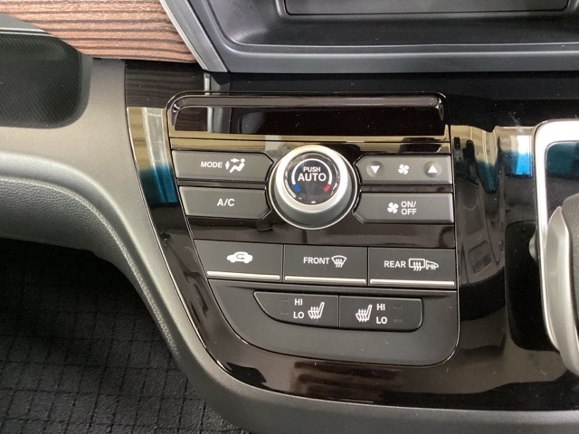 セレクトレバーの左側にプラズマクラスター付き・オートエアコンがついてますので簡単操作で快適に過ごせます。シートヒータースイッチ内蔵で前席の左右別々にHiとLoの2段階で温度設定ができます。
