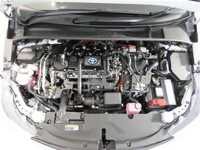 車にとって、とても大切な部分のエンジンルーム。綺麗に清掃済みで安心です。