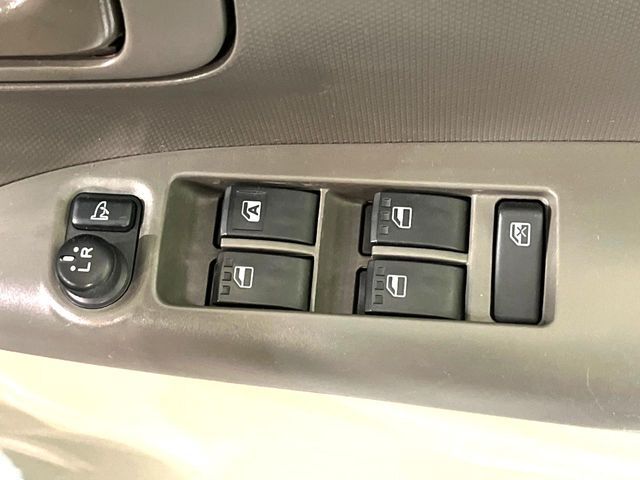 【電動格納ミラー】サイドミラーは電動格納式となっており、狭い駐車場でもキズがつくリスクを抑えられます。
