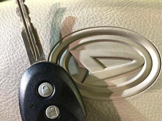 【キーレス】少し離れた場所からでもボタン一つでドアの開錠・施錠ができるのでとっても便利！ドアの鍵穴周りに傷をつけることもありません♪