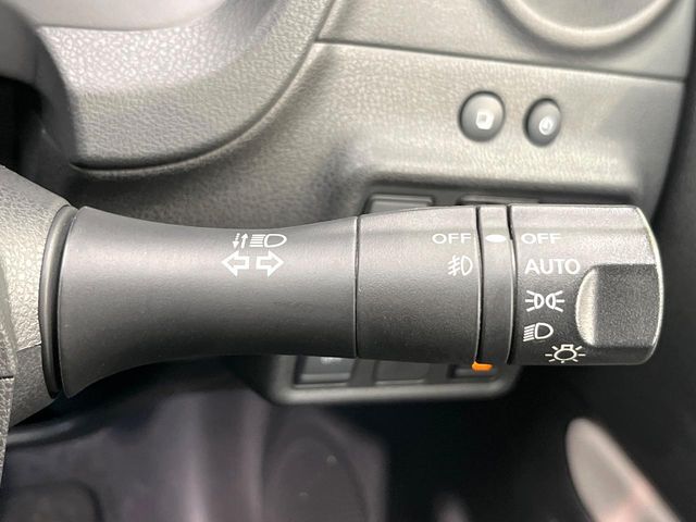 【オートライト】周りの明るさに応じて自動でヘッドライトの点灯・消灯ができる機能です！ライトの付け忘れ・消し忘れなどが無くなり、雨の日や夕方の走行も安心！トンネル通過時も便利ですね♪