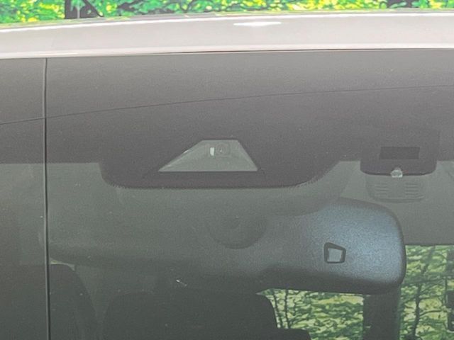 【トヨタセーフティセンス】走行中に前方の車両等を認識し、衝突しそうな時は警報とブレーキで衝突回避と被害軽減をアシスト。より安全にドライブをお楽しみいただけます。