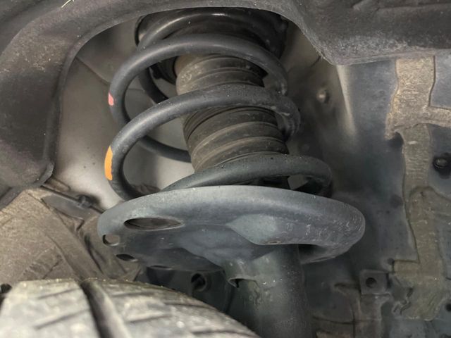 お車を安心してお乗りいただく為には、足回りの定期点検が欠かせません。サービスサポート（有償保証）では無料点検もご提供しており、安心のカーライフをお過ごしいただけるサポート体制が整っています。