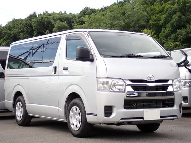 トヨタセーフティセンス/クリアランスソナー/VSC（横滑り防止装置）/パノラミックビューモニター/電動格納式ドアミラー/オートライト/プライバシーガラス/純正サイドバイザーが装備されています。