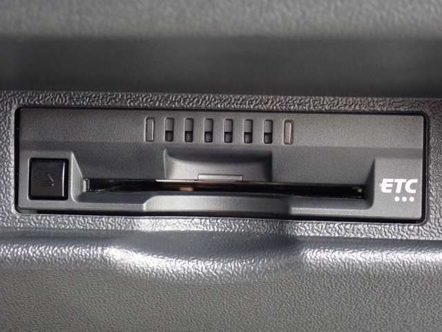 純正ETC車載器（ビルトインタイプ）が装備されています。