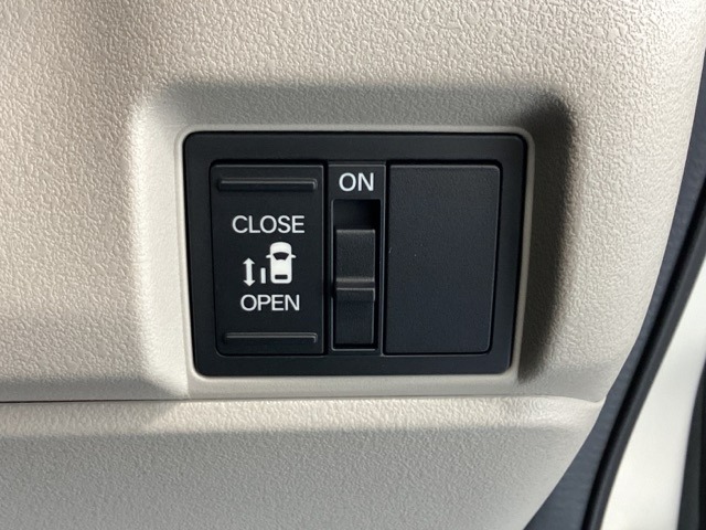 左側電動スライドドアは運転席からでも操作ができるように、ハンドル付近に開閉の操作スイッチが付いています。