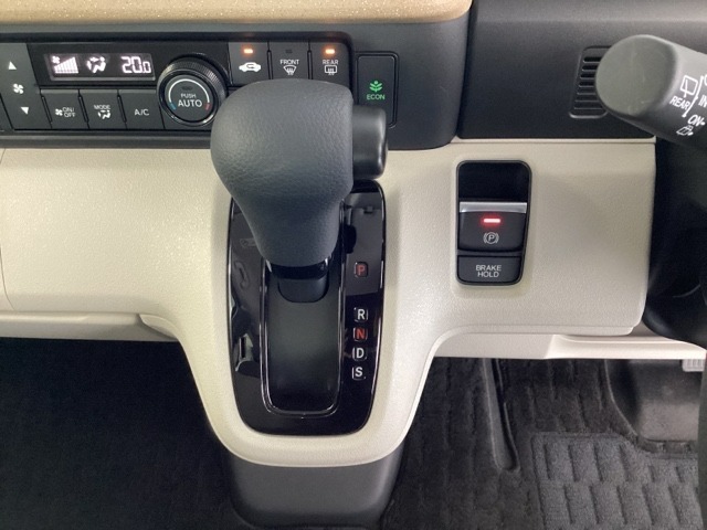 CVT車のセレクトレバーです。低速から高速まで、変速ショックのないスムーズな走りと、エンジン効率のよい領域を維持して燃費にも貢献します。サイドブレーキはスイッチ操作の電子制御パーキングブレーキです。