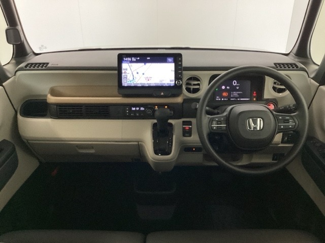 車内は光触媒抗菌消臭施工済です。インパネ周りはスタイリッシュなデザインで機能や装備も充実しています。グローブボックスやカップホルダーのほかにトレーなどたくさんの収納スペースが付いています。